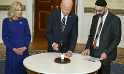 Le président américain Joe Biden, la Première dame Jill Biden et le rabbin Aaron Alexander à la Maison Blanche, le 7 octobre 2024