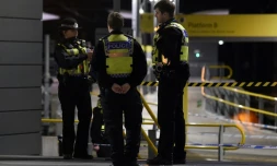 Des policiers se tiennent dans la gare de Manchester où a eu lieu l'attaque au couteau ayant fait trois blessés, dans la nuit du 31 décembre 2018 au 1er janvier 2019