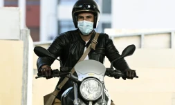 Le médecin personnel de Diego Maradona, le neurochirurgien Leopoldo Luque, quitte la clinique où est hospitalisé l'ancien joueur à Olivos, dans la banlieue de Buenos Aires, le 11 novembre 2020