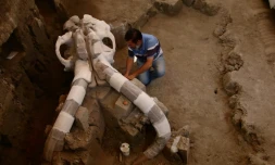 L'archéologue mexicain, Luis Cordoba, travaille sur le crâne gigantesque d'un mammouth à Tultepec, le 24 juin 2016 