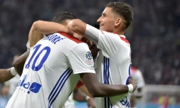 Bertrans Traoré (g) félicité par Houssem Aouar après l'un de ses deux buts pour Lyon face à l'OM, le 23 septembre 2018 à Lyon