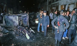 Des pompiers, le 3 octobre 1980 à Paris, autour de véhicules détruits par l'attentat visant la synagogue de la rue Copernic