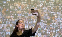 Une selfie sur fond de l'installation "Hello World!" de Christopher Baker dans le cadre de l'exposition "From Selfie to Self-Expression" à Londres, le 30 mars 2017