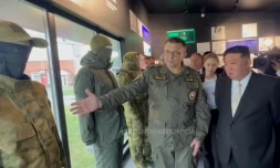 Oleg KojĂ©miako (G), le gouverneur de la rĂ©gion de Primorye dans l'ExtrĂȘme-Orient russe, guide le dirigeant nord-corĂ©en Kim Jong Un (D) dans une exposition de matĂ©riel militaire, le 17 septembre 2023 Ă Vladivostok. Grab d'une vidĂ©o diffusĂ©e sur le compte Telegram du gouverneur russe