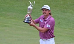L'Australien Cameron Smith pose avec le trophée du British Open, après avoir remporté son premier Majeur, le 17 juillet sur le parcours de St Andrews (Ecosse)