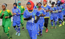 Des femmes s'entraînent sur un terrain de football, le 5 mars 2018 à Mogadiscio, en Somalie