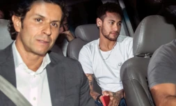La star du football Neymar (D) et son médecin Rodrigo Lasmar (G) à leur arrivée à Belo Horizonte, au Brésil, le 2 mars 2018, où l'attaquant doit subir une opération