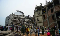 L'usine de textile du Rana Plaza effondrée, le 26 avril 2013 dans la banlieue de Dhaka, au Bangladesh, où plus d'un milliers d'ouvriers ont trouvé la mort