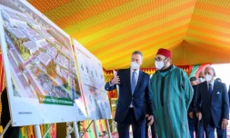Le roi du Maroc Mohammed VI préside une cérémonie de lancement pour la construction d'une usine de fabrication de vaccins anti Covid-19 dans la région de Benslimane, le 27 janvier 2022
