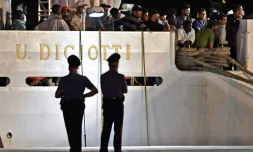 Le navire des gardes-côtes italiens "Diciotti" dans le port sicilien de  Pozzallo, le 19 juin 2018