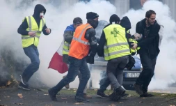 Evacuation d'un blessé lors d'une manifestation de "gilets jaunes" à Nantes, le 22 décembre 2018