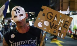 Un manifestant israélien brandit une pancarte avec l'inscription "Game Over" lors d'une manifestation contre le Premier ministre sortant Benjamin Netanyahu à Jérusalem, le 12 juin 2021