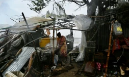 Une femme devant sa maison détruite par le passage du du cyclone Remal, à Kuakata (Bangladesh), le 27 mai 2024