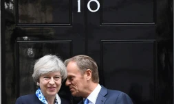 Le Première ministre britannique Theresa May (g), et le président du Conseil européen Donald Tusk, au 10 Downing Street à Londres le 6 avril 2017