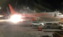 Une photo du compte Facebook de Connie Carson montre l'avion de Sunwing (devant) heurter l'avion de la compagnie WestJet (G arrière) le 5 janvier 2018 à l'aéroport de Pearson Toronto