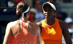 L'Américaine Sloane Stephens (de face) salue la Lettonne Anastasija Sevastova, victorieuse, après leur quart à l'US Open, le 4 septembre 2018