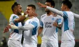 La joie du milieu de terrain marseillais, Dimitri Payet, félicité par ses coéquipiers, après avoir ouvert le score sur pénalty face à Lens, lors de la 22e journée de Ligue 1, le 22 janvier 2022 au Stade Bollaert-Delelis