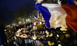 Fleurs et bougies en hommage aux victimes des attentats, le 22 novembre 2015 place de la République à Paris