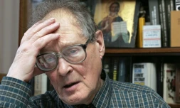 Une photo prise le 20 janvier 2005 du célèbre dissident de l'époque soviétique Sergueï Kovaliov, décédé lundi, lors d'une conversation avec un journaliste de l'AFP à son domicile à Moscou