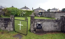 Sanctuaire en mémoire des enfants enterrés dans une fosse commune après leur naissance dans le foyer St Mary des s?urs du Bon Secours de Tuam (ouest de l'Irlande), le 9 juin 2014