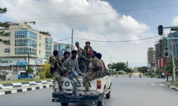 Des combattants des Forces de Paix du Tigré (TPF), milice tigréenne alliée au gouvernement fédéral éthiopien patrouillent le 4 octobre 2026 dans Mekele, capitale de l'Etat régional éthiopien du Tigré
