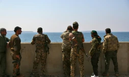 Des combattants des Forces démocratiques syriennes inspectent le barrage de Tabqa, en Syrie, le 28 mars 2017 