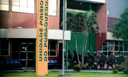 Des policiers antiémeute se préparent à entrer dans le centre pénitentiaire de Bela Vista, dans le quartier de Puraquequara, le 27 mai 2019 à Manaus, au Brésil