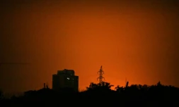 Lueur dans le ciel de Kiev, en Ukraine, oĂą de puissantes explosions ont eu lieu, le 19 juillet 2026