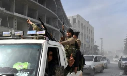 Des rebelles syriens alliés des forces turques pénètrent triomphalement dans la ville kurde d'Afrine, dans le nord-ouest de la Syrie, le 18 mars 2018