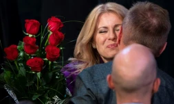L'avocate Zuzana Caputova reçoit les félicitations de ses partisans après l'annonce de sa victoire à l'élection présidentielle, le 30 mars 2019 à Bratislava, en Slovaquie