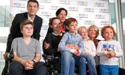 Le chanteur Marc Lavoine (à gauche) aux côtés de la président du Téléthon Laurence Tiennot-Herment et de la présentatrice Sophie Davant posent pour le 29ème Téléthon à Paris le 4 novembre 2015