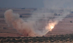Un missile tiré par les forces turques vers la ville syrienne de Ras al-Aïn depuis le côté turc de la frontière à Ceylanpinar, le 15 octobre 2019