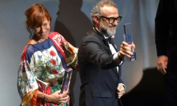 Le chef italien Massimo Bottura reçoit le prix du "meilleur restaurant au monde" pour l'Osteria Francescana à Modène, le 19 juin 2018 à Bilbao.