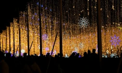 Des lumières et décorations de Noël au-dessus du fleuve Guaire, le 13 décembre 2019 à Caracas, au Venezuela