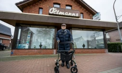 Albrecht Weinberg, survivant de la Shoah, devant la maison de son enfance à Rhauderfehn, près de Leer, le 30 décembre 2024 en Allemagne
