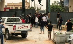 Des Libyens rassemblés devant le siège de la Haute commission électorale libyenne à Tripoli, visé par une attaque du groupe jihadiste Etat islamique (EI) qui a fait 12 morts, le 2 mai 2018