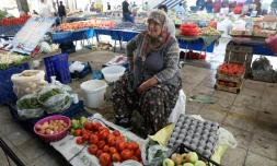 Une vendeuse de légumes devant son étal sur le marché d'Ankara, le 15 août 2018
