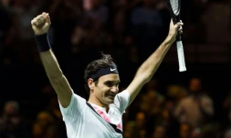 Le Suisse Roger Federer savoure sa victoire après avoir battu le Bulgare Grigor Dimitrov en finale du tournoi de Rotterdam, le 18 février 2018