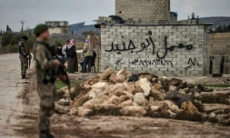Des rebelles syriens soutenus par la Turquie Ă un checkpoint dans la ville syrienne de Azaz sur la route menant Ă Afrine (nord-ouest de la Syrie), le 27 janvier 2018