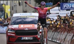 La joie de la Suissesse Marlen Reussers, après avoir remporté en solitaire la 4e étape du Tour de France Féminin, le 27 juillet 2022 entre Troyes et Bar-sur-Aube