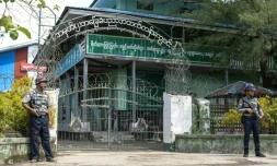 Des policiers armés devant l'entrée d'une école à Sittwe, le 1er juin 2021 dans l'Etat de Rakhine, en Birmanie