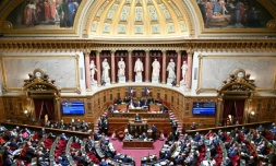 Le président du Sénat Gérard Larcher (à droite) s'exprime devant les sénateurs à Paris, le 15 janvier 2025