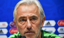 Le sélectionneur australien Bert van Marwijk en conférence de presse à Sotchi le 25 juin 2018 lors du Mondial