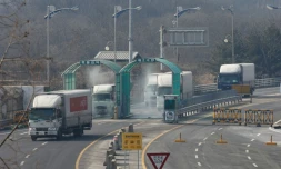 Des véhicules quittant la zone industrielle intercoréenne de Kaesong passent un barrage routier à Paju prÚs de la zone démilitarisée séparant les Corées du Nord et du Sud le 11 février 2016