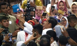 Le président indonésien sortant Joko Widodo, en campagne dans la province de Java, prend un selfie avec ses supporters, le 3 avril 2019