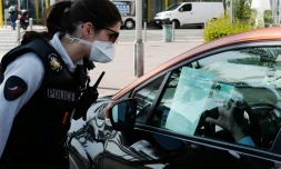 Une policière contrôle un automobiliste le 6 avril 2020 à Nice, après trois semaines de confinement.
