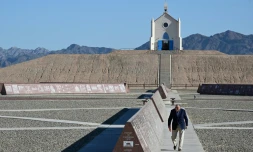 Le Franco-Américain Jacques André-Istel marche au milieu du musée de l'histoire de l'humanité en granit qu'il a fondé dans sa ville de Felicity en Californie, le 11 avril 2023