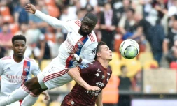 Le milieu de Lyon Tanguy Ndombélé (g) dispute un ballon de la tête au Messin Nicolas De Préville, le 8 mai 2022 à Longeville-lès-Metz 