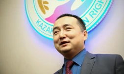 Le militant kazakh des droits de l'homme Serikjan Bilash dans les locaux de son mouvement de défense des droits des minorités Ata-Jurt à Almaty, le 21 janvier 2019