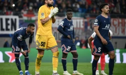 Les joueurs du Paris Saint-Germain, après le pénalty accordé dans le temps additionnel à Leipzig, qui permet aux Allemands d'égaliser (2-2), lors de la 4e journée de la Ligue des Champions, le 3 novembre 2021 à Leipzig